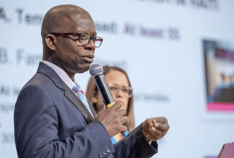 Pierre Caporal, président de l'Union haïtienne, explique aux membres du comité exécutif, le 7 mai 2024, la situation à laquelle les dirigeants adventistes et les membres de l'Église sont confrontés en raison de l'escalade de la violence en Haïti depuis des mois. [Photo : Keila Trejo/IAD]